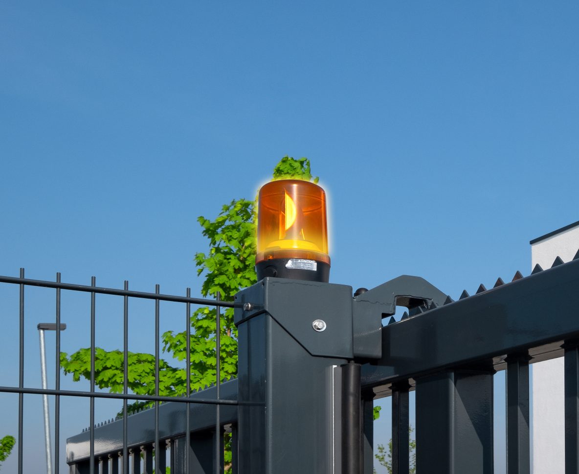 Metall-Tor Einfahrt mit Leuchte